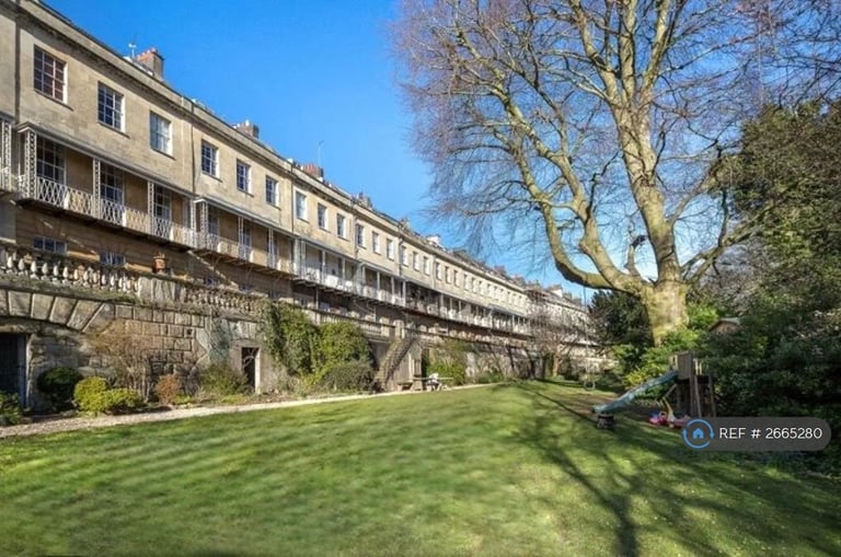 2 bedroom flat in Cornwallis Crescent, Bristol, BS8 (2 bed) (#2665280)