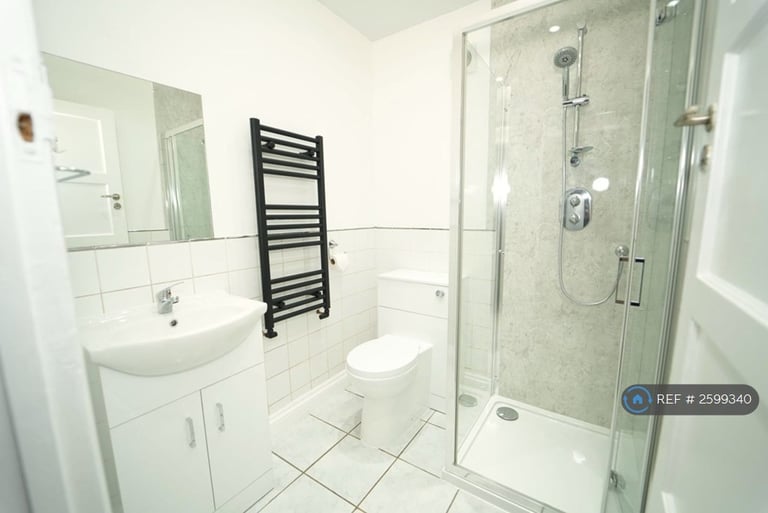 4 bedroom house in Chertsey Road, Twickenham, TW2 (4 bed) (#2599340)