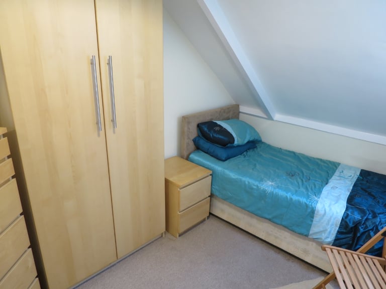 Lovely Single Attic Room in Immaculate Professional Houseshare - No Deposit