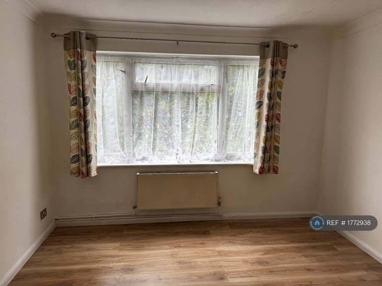2 bedroom flat in Cheshunt, Cheshunt, Waltham Cross, EN8 (2 bed) (#1772938)