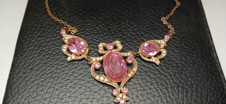 LOVELY VINTAGE NECKLACE