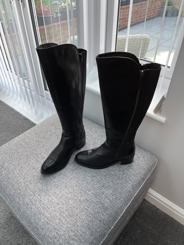 LADIES BLACK BOOTS