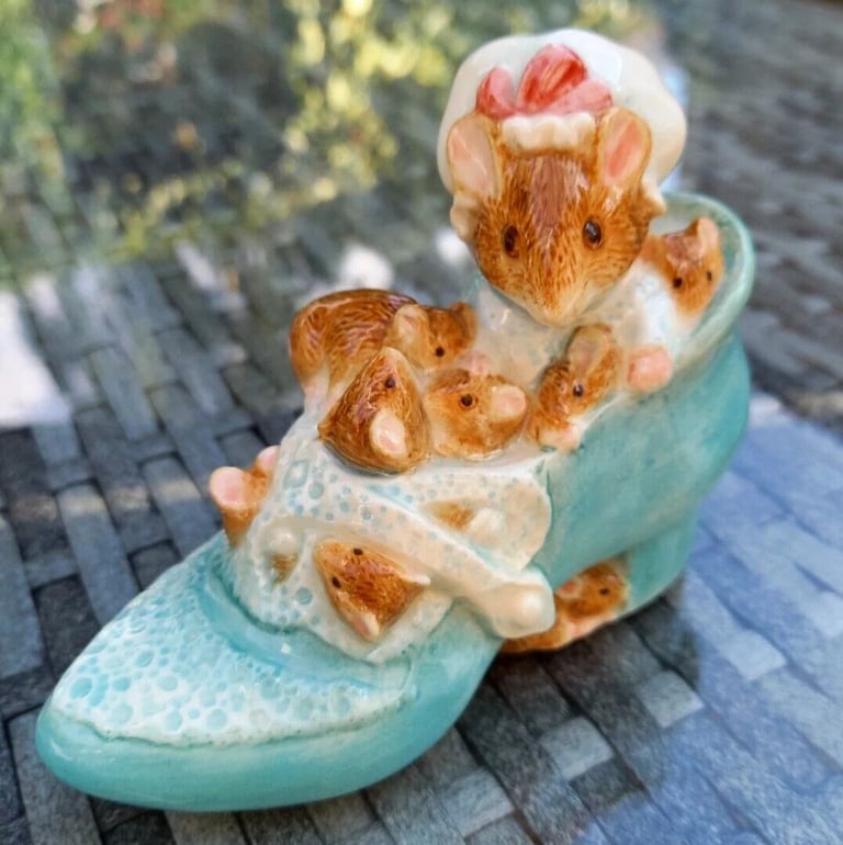 image for Border Fine Arts Classics - Old Woman In a Shoe (A2440) Beatrix Potter Figurine