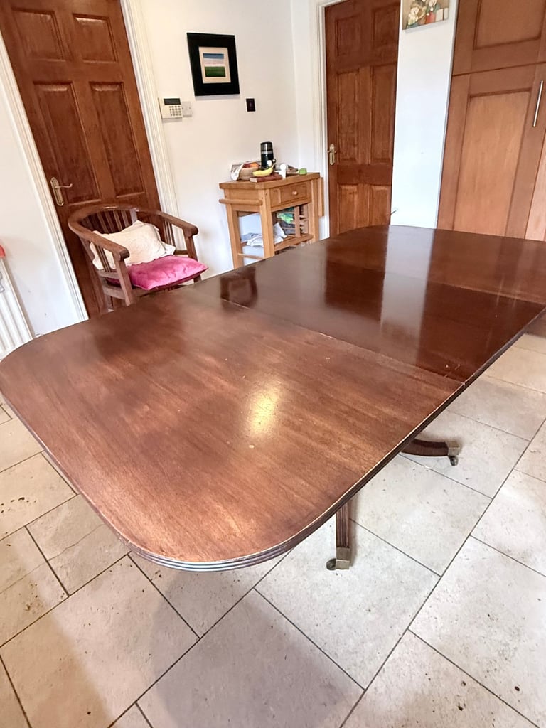 Extending Mahogany Dining Table – Pedestal Base, Seats 8, Excellent Condition.