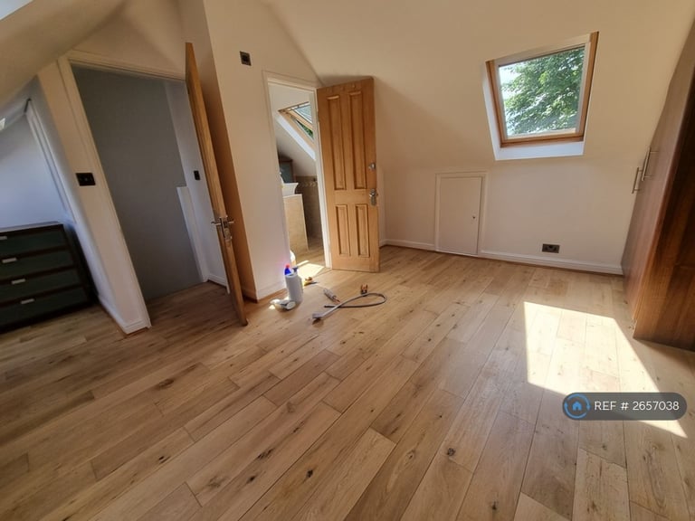 3 bedroom flat in The Ridgeway, London, W3 (3 bed) (#2657038)