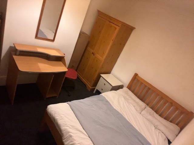Double room near the train station, all bills included