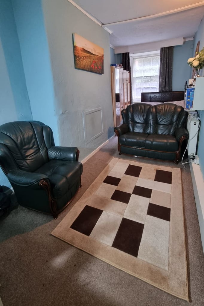 Furnished flat adjacent to Glasgow university