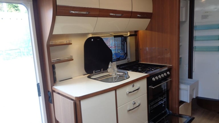 LMC 685 VIP Exquisit 5 BERTH,FIXED TRANSVERSE ISLAND BED CARAVAN 2019