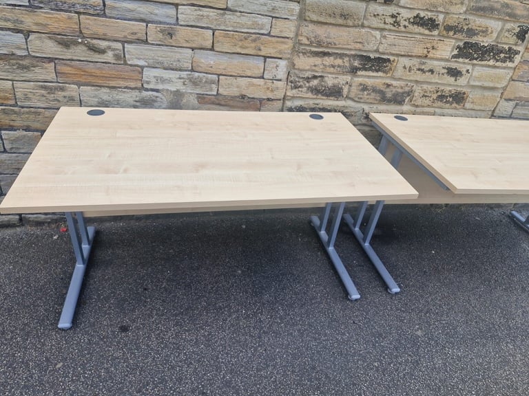 Cantilever office desks 1400 x 800 (4 available)