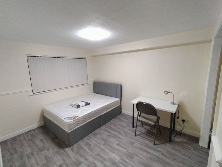 spacious room in G21 close to Strathclyde and GCU by bus