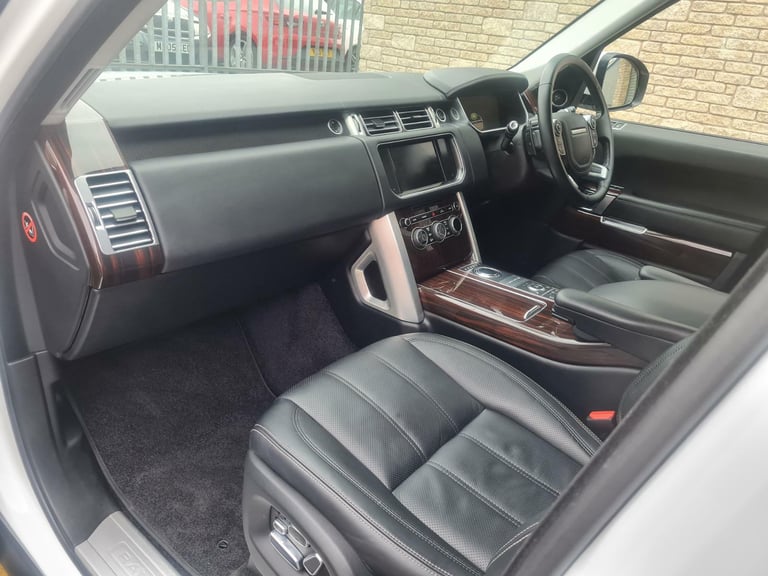 Land Rover Range Rover vogue SE AUTO 3.0 TDV6 Black pack FSH WITH LAND ROVER 
