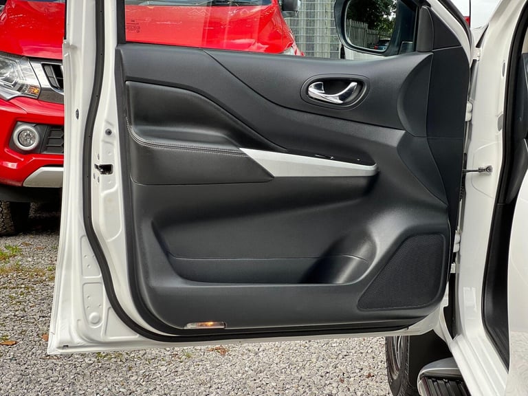 2018 Nissan Navara 2.3 dCi Tekna 4WD Euro 6 (s/s) 4dr PICK UP Diesel Manual