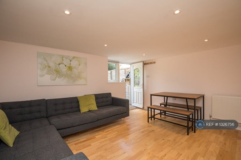 6 bedroom house in Rupert Road, Guildford, GU2 (6 bed) (#1326756)