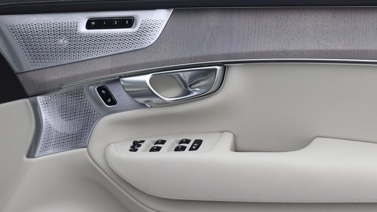 2025 Volvo XC90 T8 PHEV AWD Ultra, Dark, 7 Seats (Sunroof, Pilot Assist, Bowers &amp; Wilkins) ES...