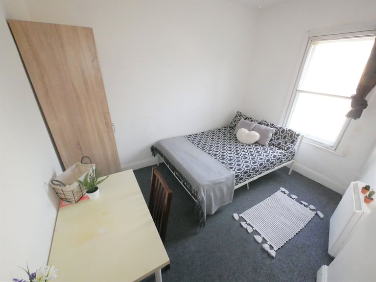 Double room to let in Bournemouth Town Center.