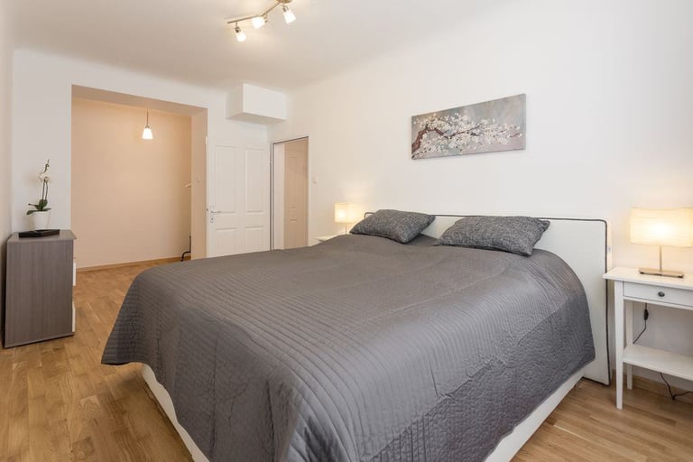 Modern 1-Bed Apartment in Centenary Plaza – Fully Renovated