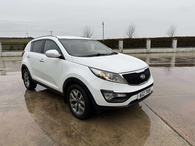 12016 kia sportage axis edition low mileage owners from new 