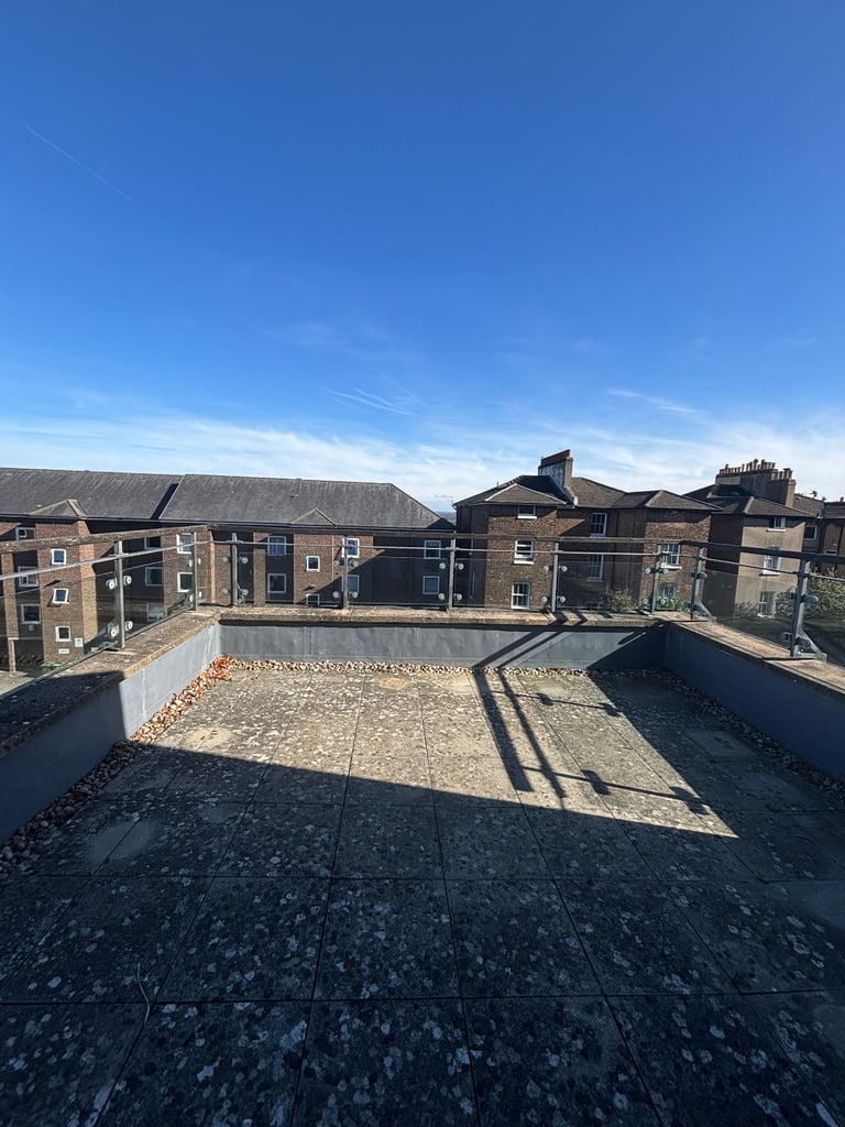 Beautiful Large 2 Bed / 2 Bath Flat with Balcony – Available Immediately!