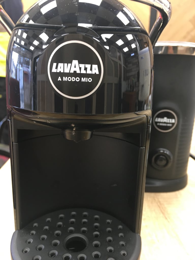 £30 Lavazza A Modo Mio Jolie & Milk EVO Coffee Machine With Milk Frother Black used 