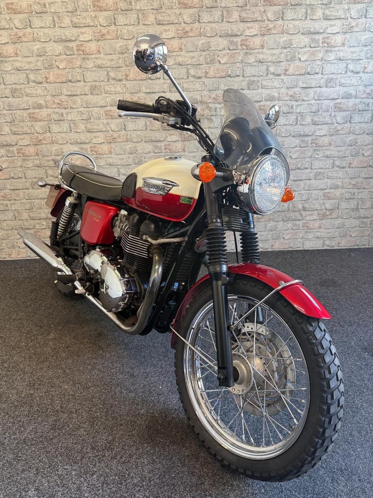 2013 Triumph Bonneville T100 - Red - 17k miles - Nice condition retro bike 
