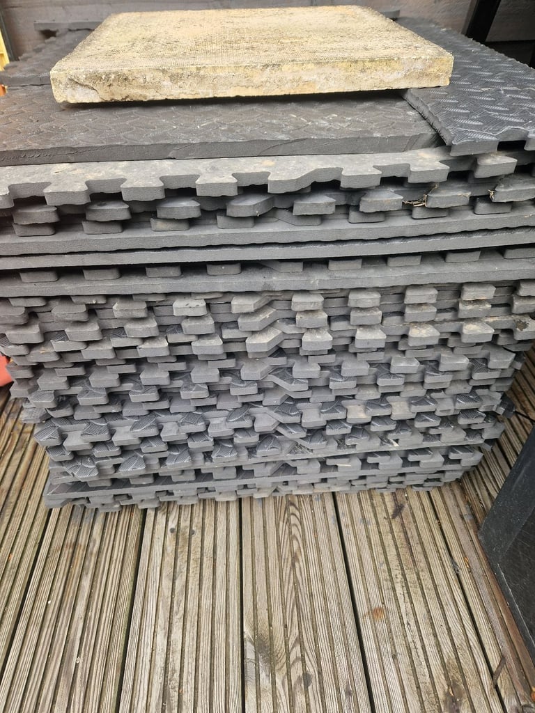 40 interlocking rubber mats 