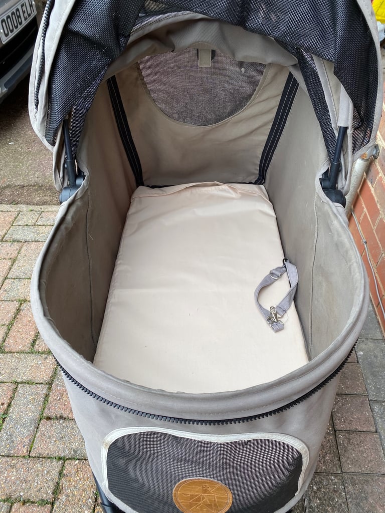 Pet stroller/pram/pushchair 