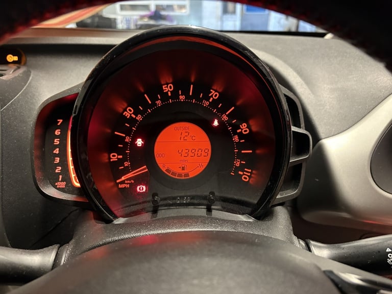 TOYOTA AYGO 1.0 VVT-i x-play 2016