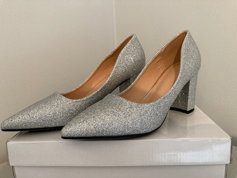 Ladies glitter shoes, size 6