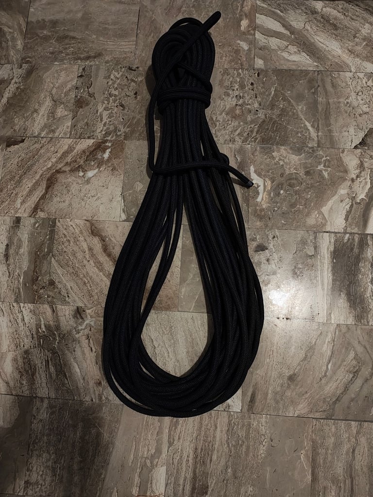 image for 10mm dyneema halyard with black sheath 33 mtrs