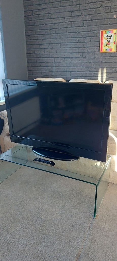 46 inch Hitachi Freeview Tv