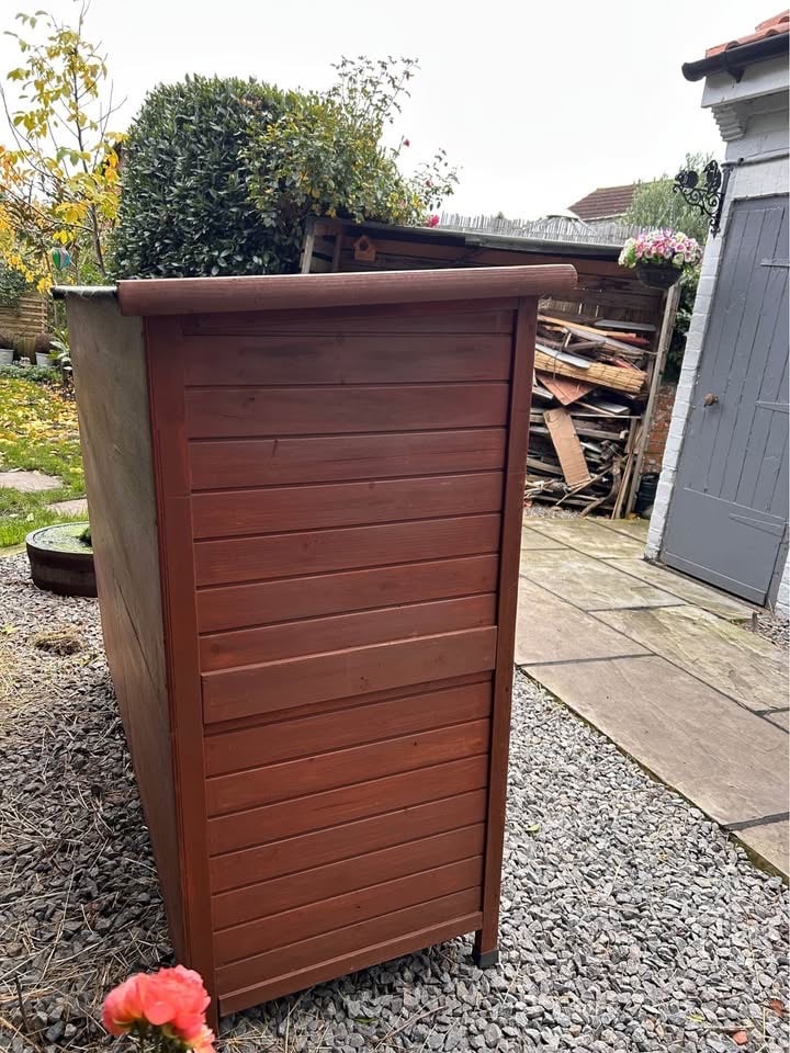 4ft “9 double guinea pig hutch with scratch and Newton rain cover. 