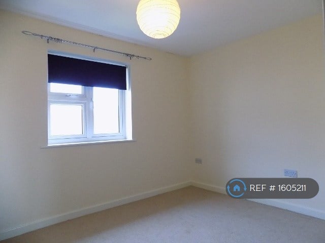 2 bedroom flat in Gray Court, Stevenage, SG1 (2 bed) (#1605211)