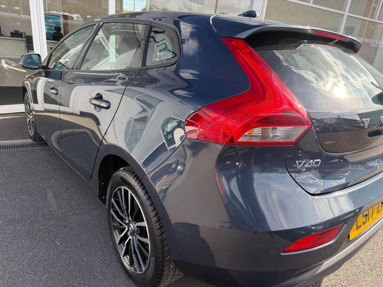 VOLVO V40 2.0 D2 Momentum Euro 6 (s/s) 5dr 2017