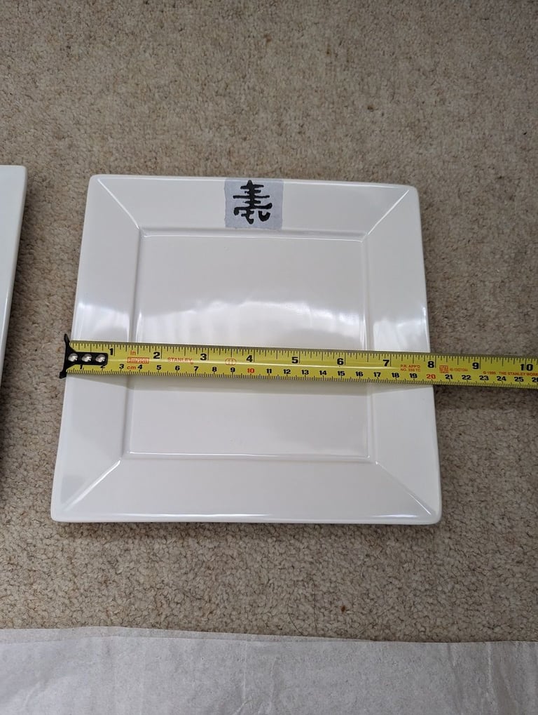 Two Chinese style square plates with motif on the top - 20cm square