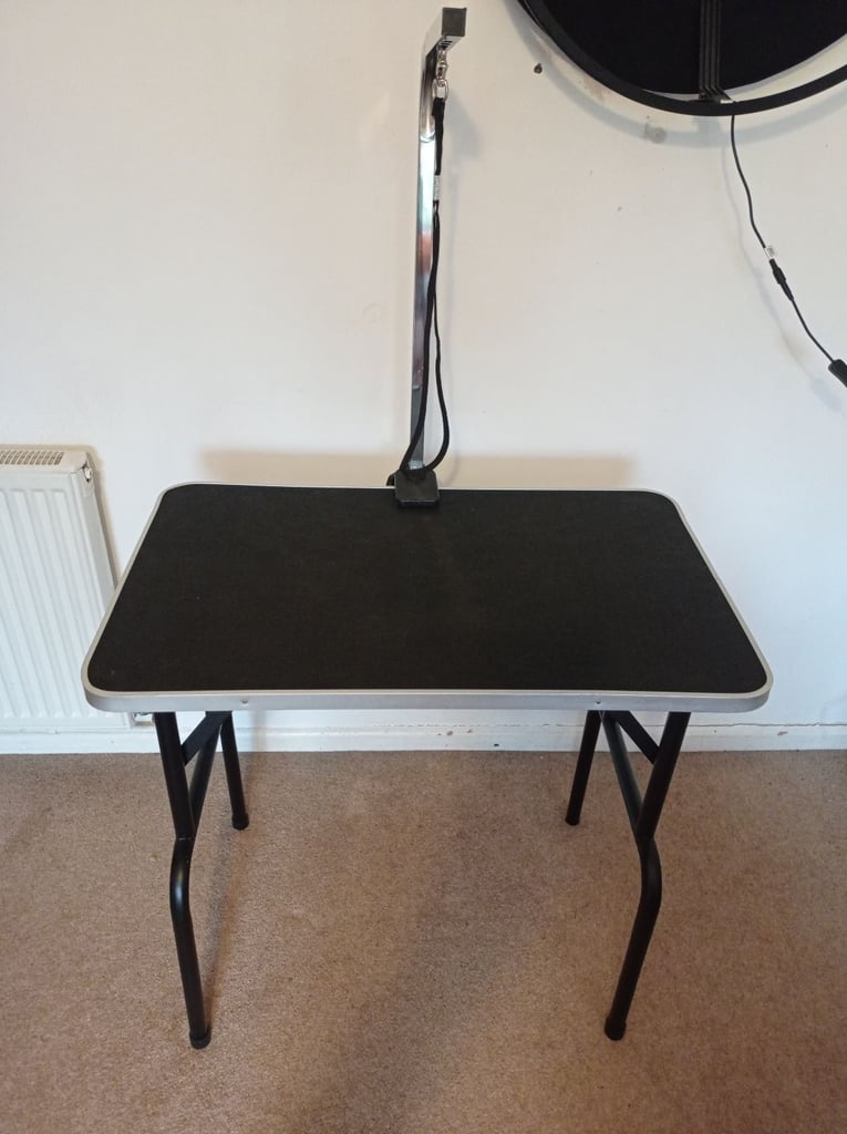 Dog grooming table