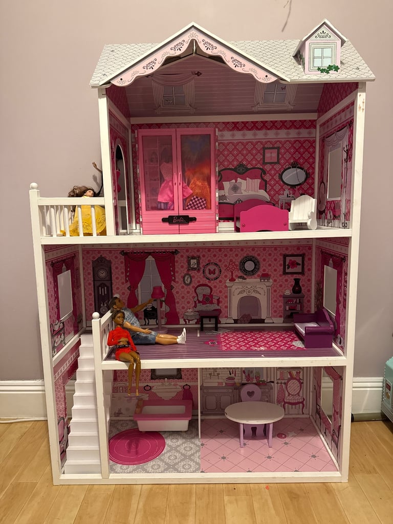 Wooden Barbie dolls goise