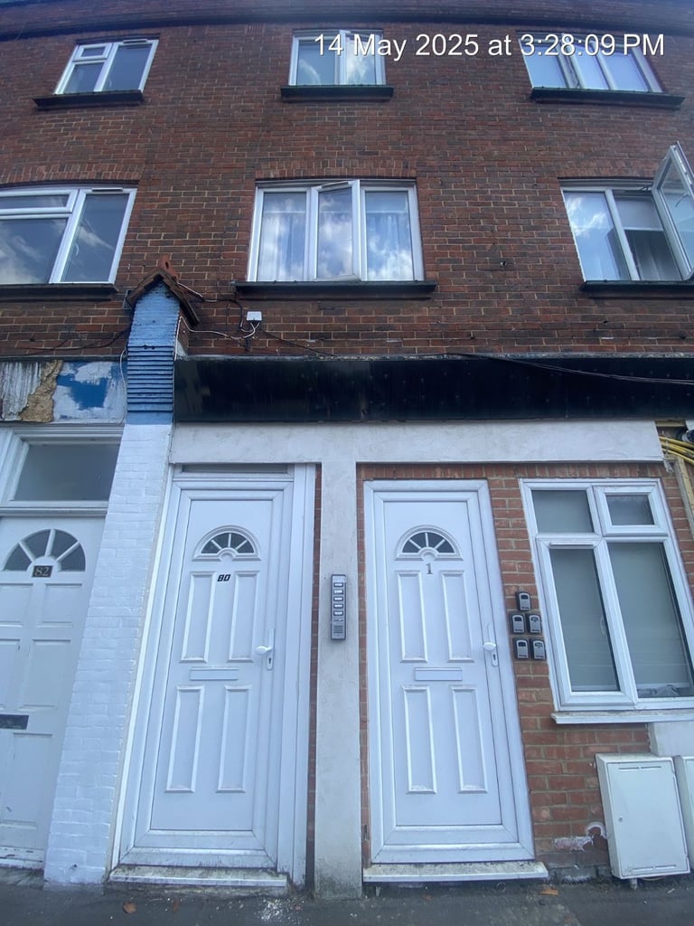 image for 2 bed flat in Epsom, KT17