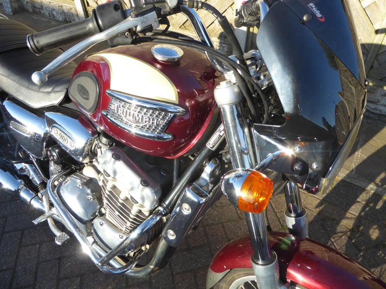 TRIUMPH THUNDERBIRD 900 N REG OWNERS AND SERVICE BOOK VERY CLEAN BIKE