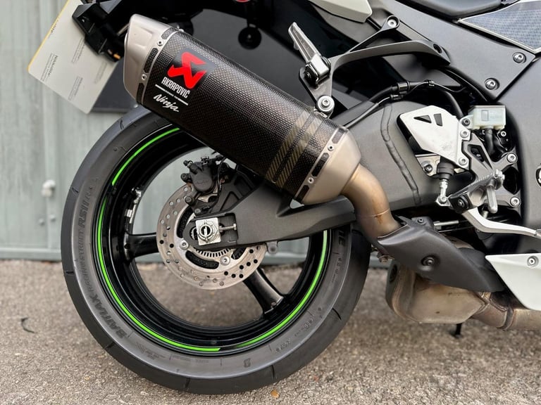 GOREGOUS ONE OWNER 2023/23 KAWASAKI ZX10-R PERFORMANCE MOTORCYCLE