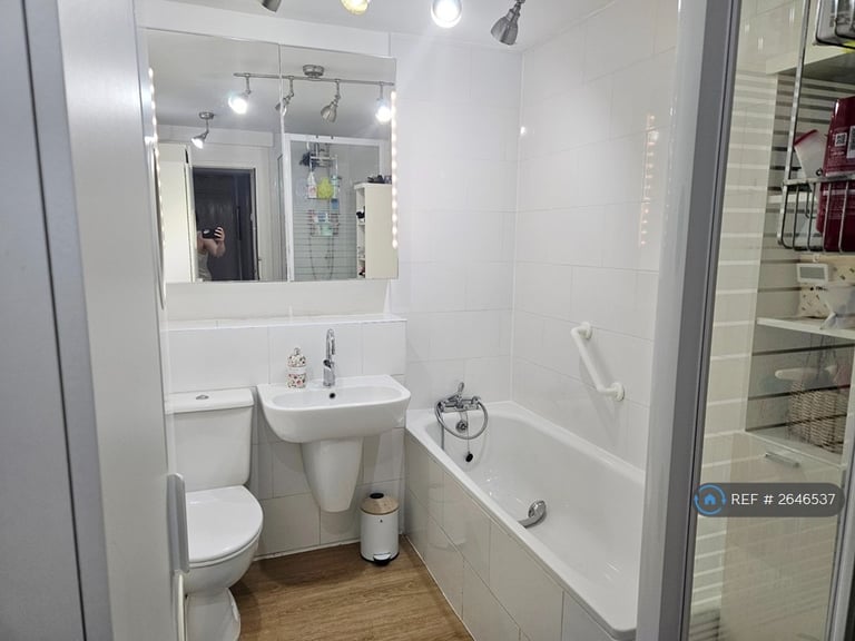 2 bedroom flat in Viewcraig Gardens, Edinburgh, EH8 (2 bed) (#2646537)