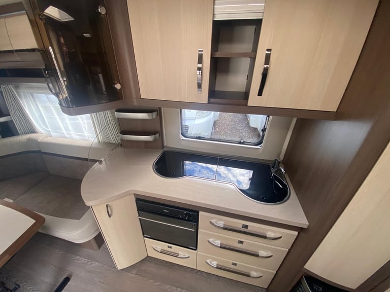 HOBBY PRESTIGE 560 WLU - 2016 - FIXED SINGLE BEDS - 4 BERTH - MOVER & BIKE RAKE