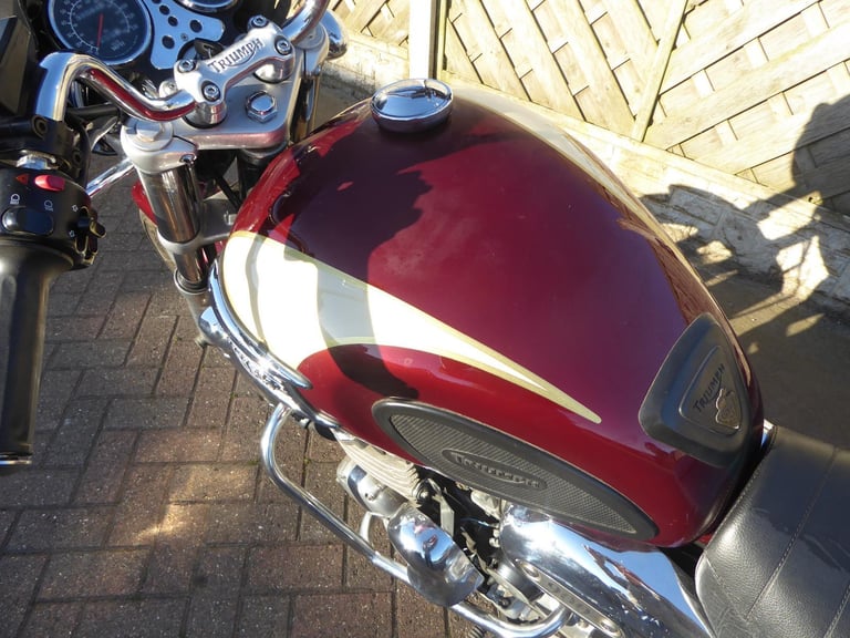 TRIUMPH THUNDERBIRD 900 N REG OWNERS AND SERVICE BOOK VERY CLEAN BIKE