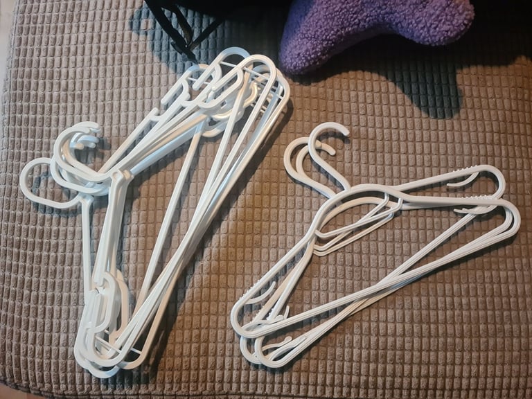 image for 10 clothes hangers