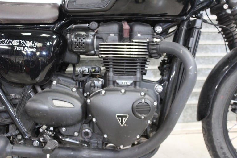 2018 18 TRIUMPH BONNEVILLE 900 T100 BLACK EDITION 9000 MILES TRADE SALE NEW MOT