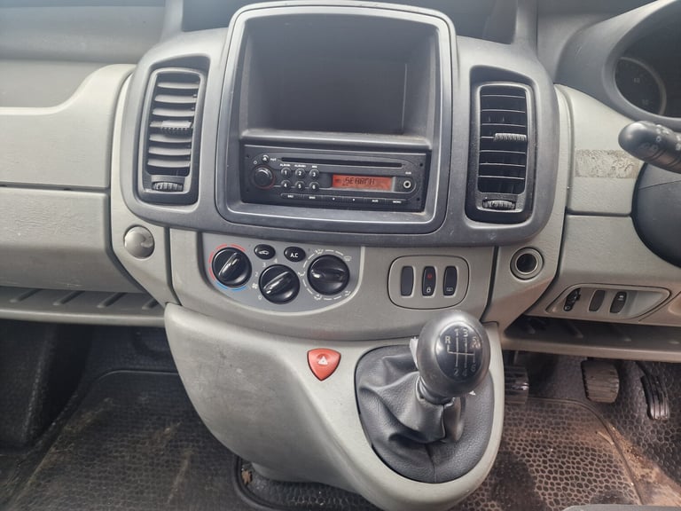 2010 Vauxhall Vivaro Silver  Spares Repairs  SWB  Needs Starter motor  A/C