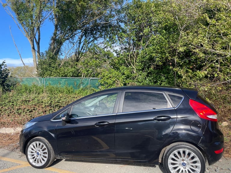 FORD FIESTA 1.4 ZETEC TITANIUM 62 REG 5 DOOR 12 MONTHS MOT LOW INSURANCE 48+ MPG