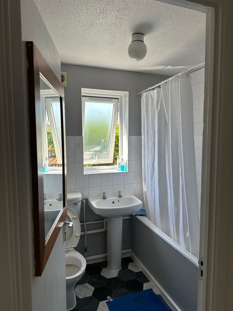 1 bedroom Flat, Dehavilland Close UB5 