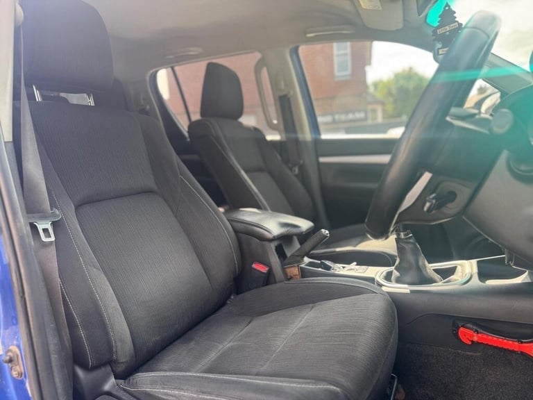 TOYOTA HILUX 2.4 D4D INVINCIBLE D/CAB PICK UP 4WD - 2017