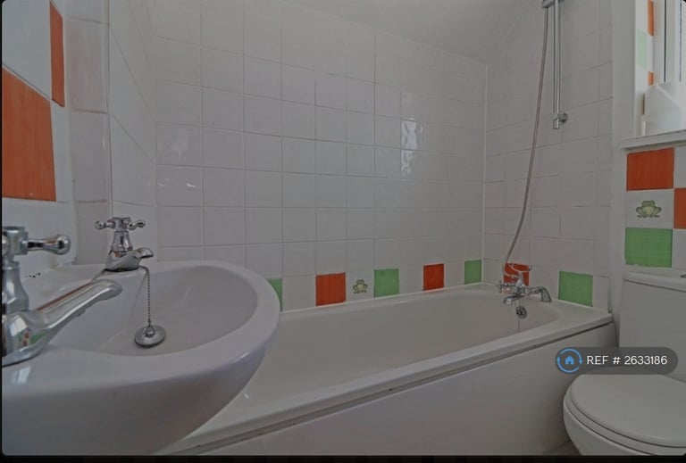 2 bedroom flat in Garlands Road, Redhill, RH1 (2 bed) (#2633186)
