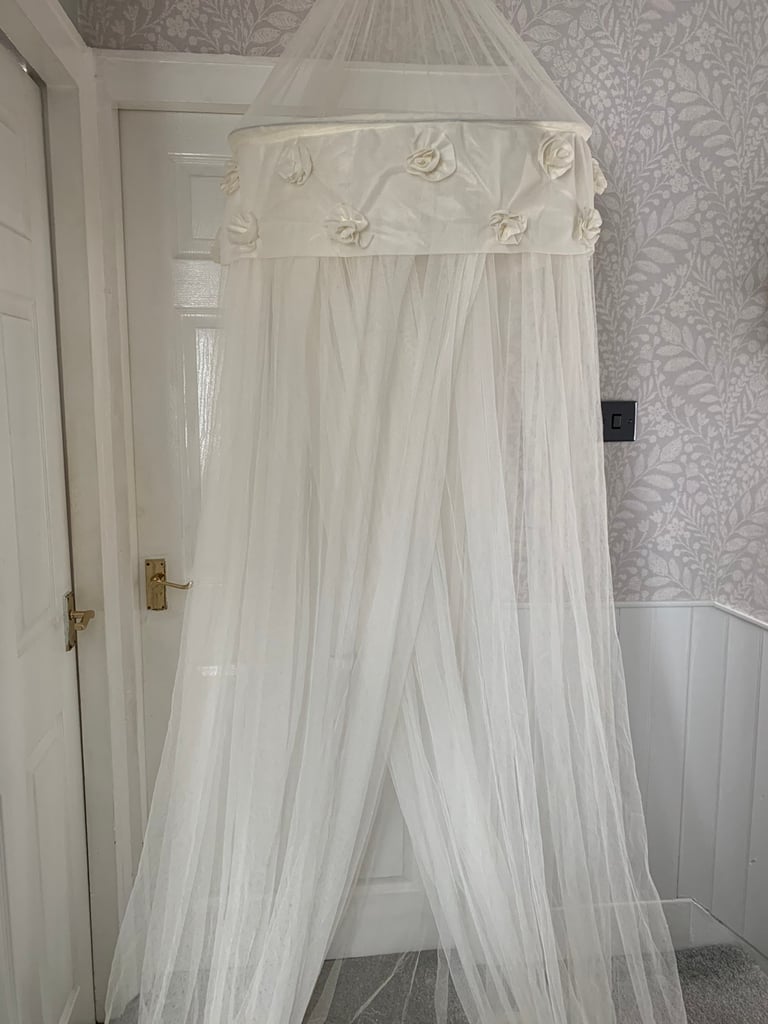 Stunning bed canopy Ex condition single bed/ double bed 